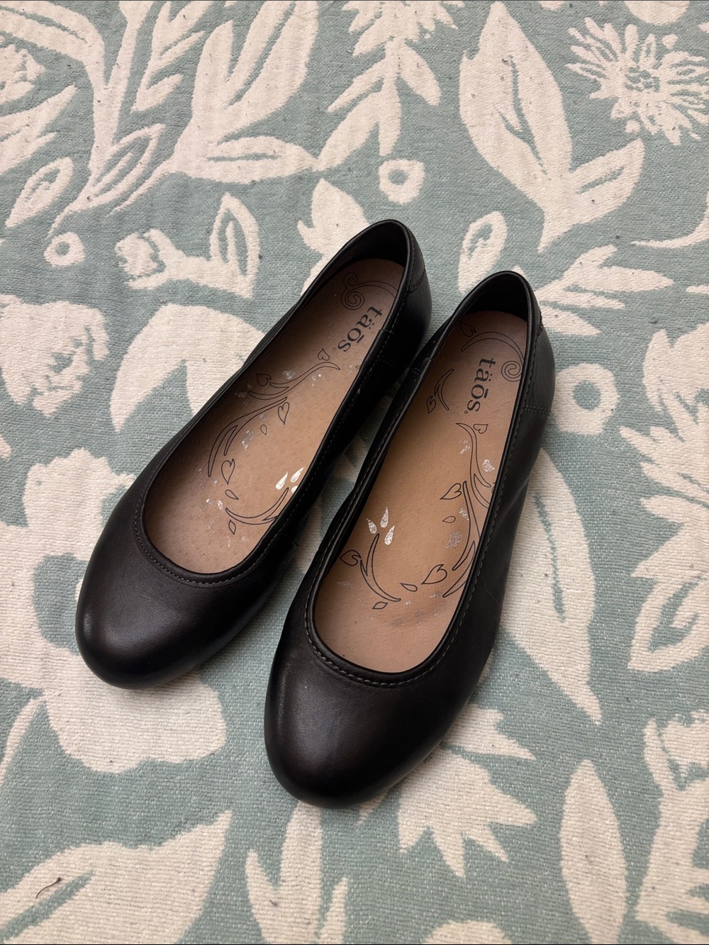 Taos Footwear Black Round-Toe Ballet Flats